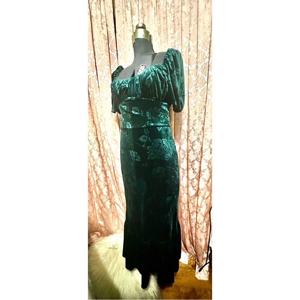 Lait Collection Brielle Green Velvet Dress. Like New.